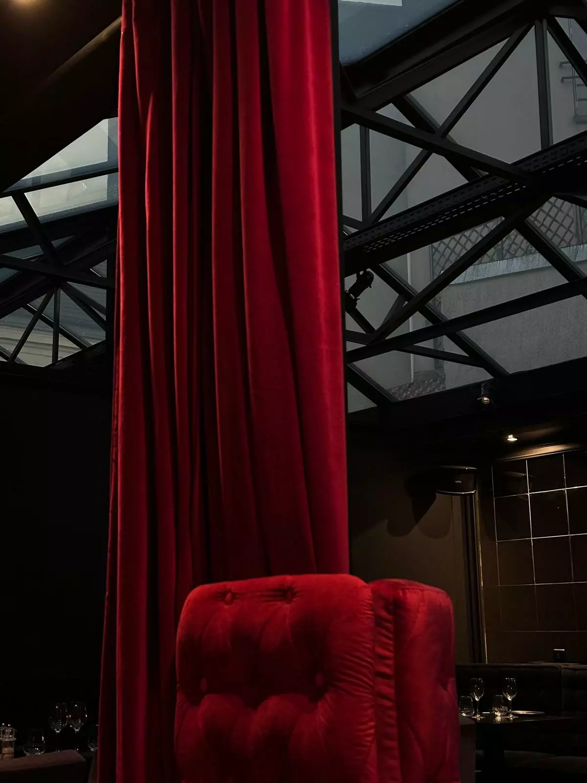 Décor rouge du restaura Soprano Vésinet
